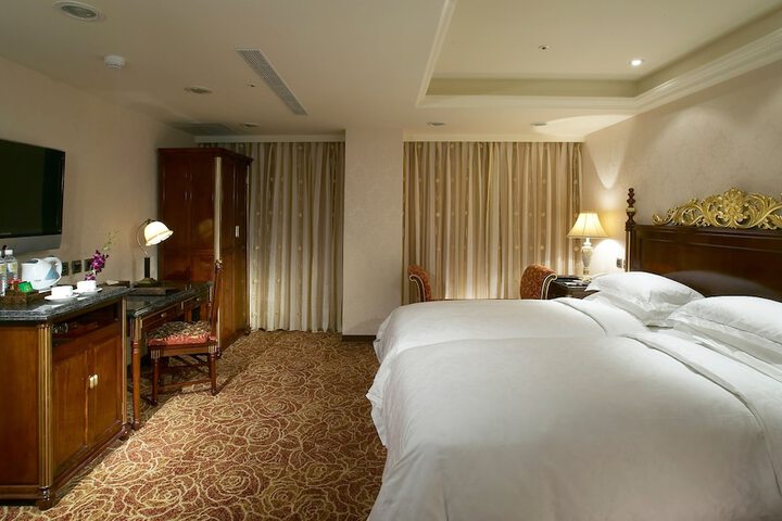 Room 18 of 216