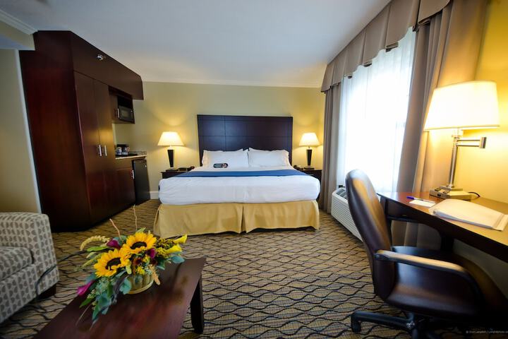 1 King Bed (8 of 13)