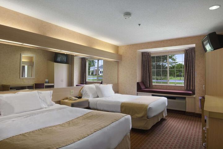 1 Queen Bed (15 of 24)