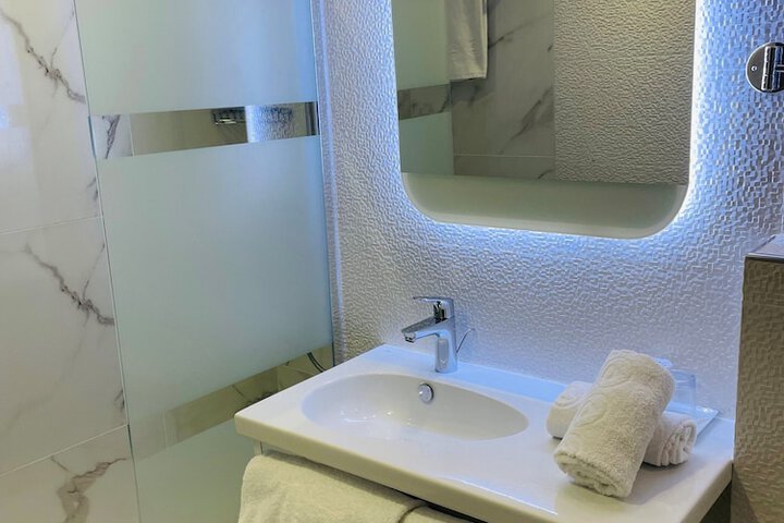 Room 26 of 35