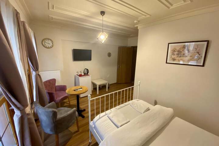 Room 13 of 21