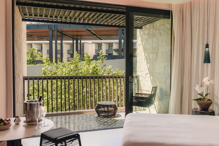 Hotel Exterior 203 of 205
