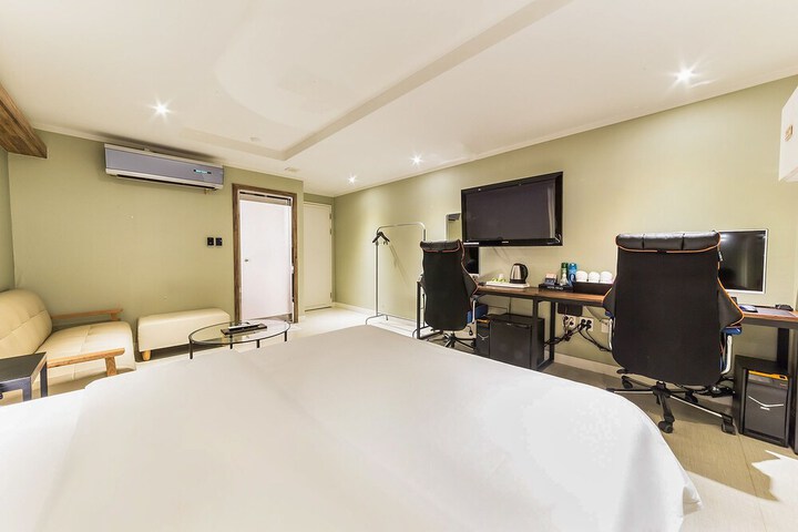 Room 17 of 44
