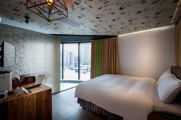 Room 32 of 77