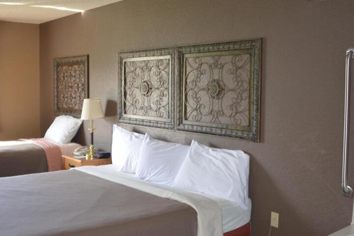 2 Queen Guest Room (6 of 6)