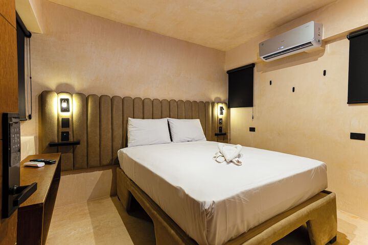 Room 6 of 28