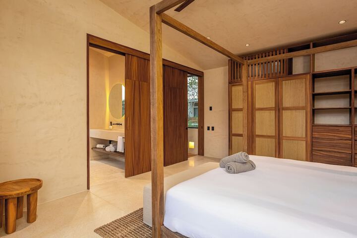 Room 25 of 740