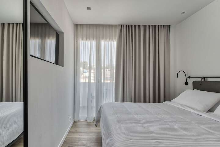 Room 28 of 61