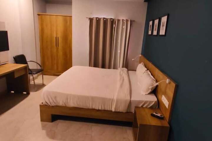 Room 4 of 17