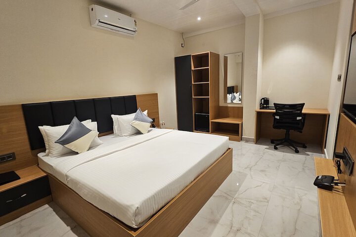 Room 4 of 33