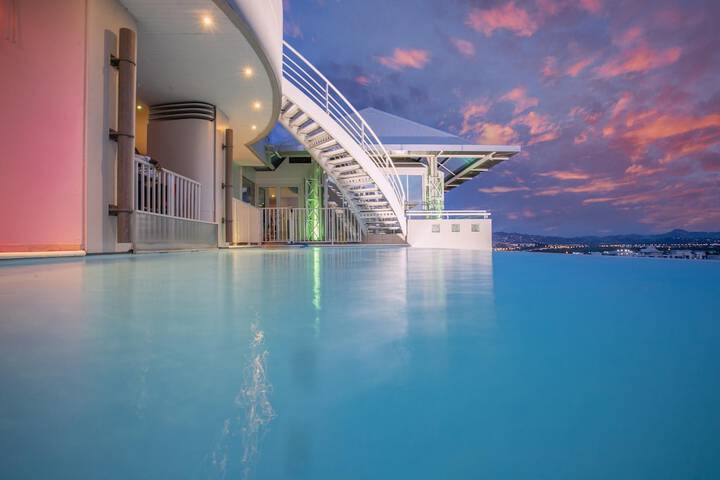 Pool Hotel