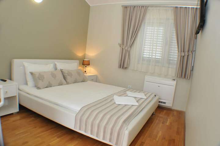 Room 6 of 23