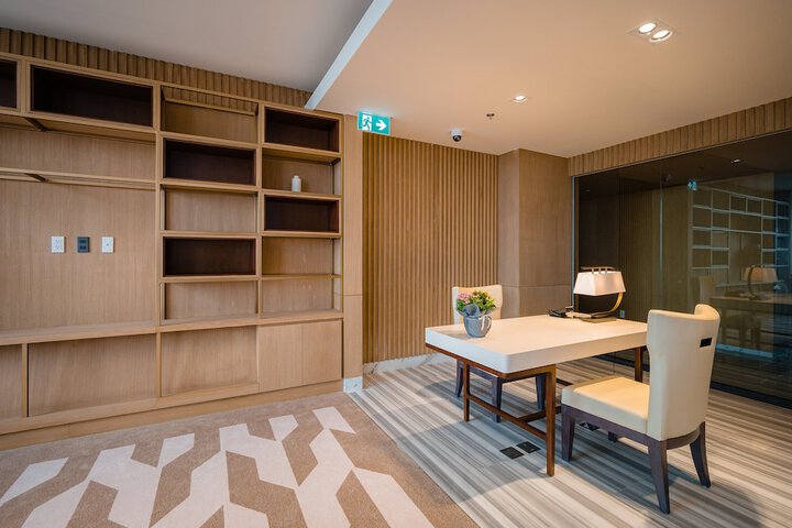 Lounge 127 of 139