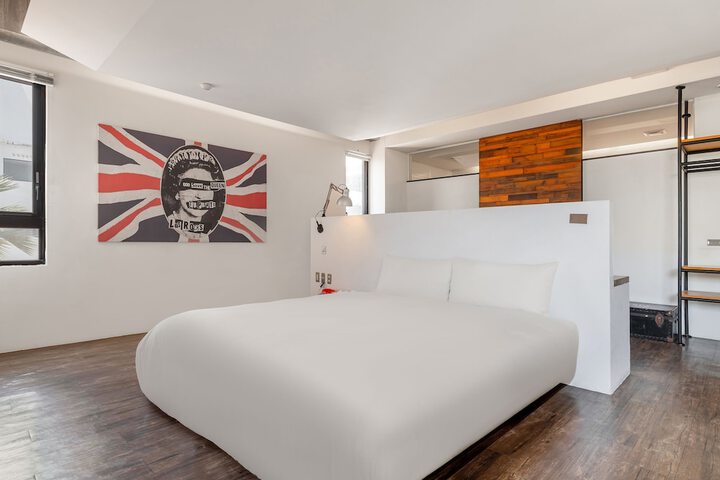 Room 8 of 201
