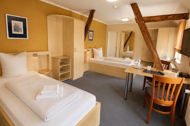 Room 4 of 28