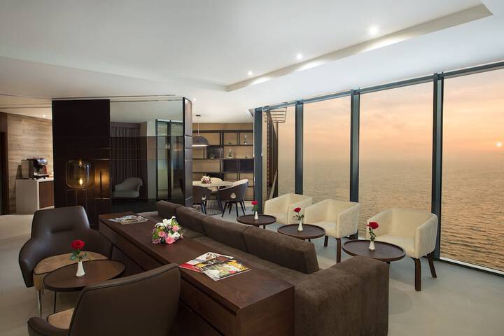 Lounge 51 of 65