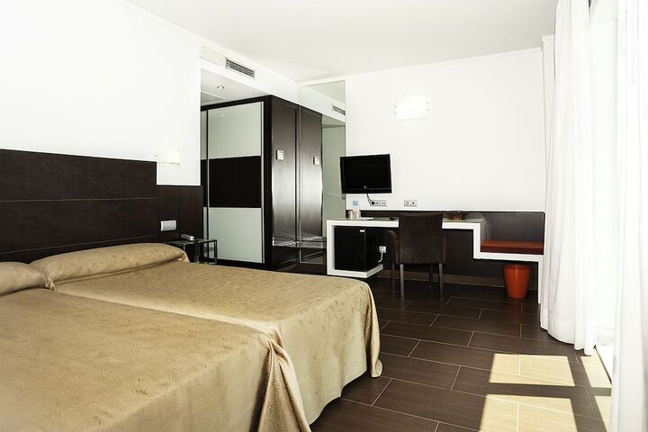 Room 11 of 34