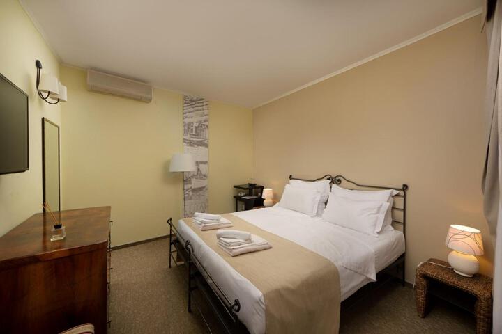 Room 33 of 102