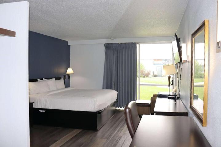 1 King Bed (2 of 21)