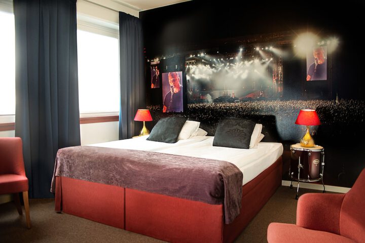 Room 8 of 33