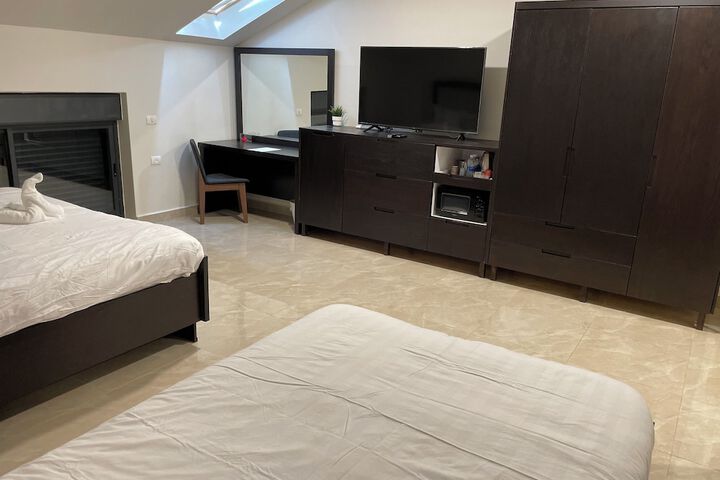 Room 53 of 243