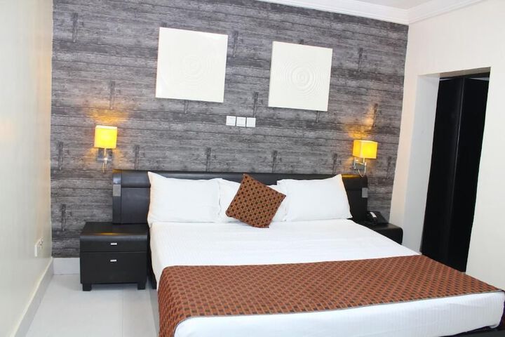 Room 15 of 34