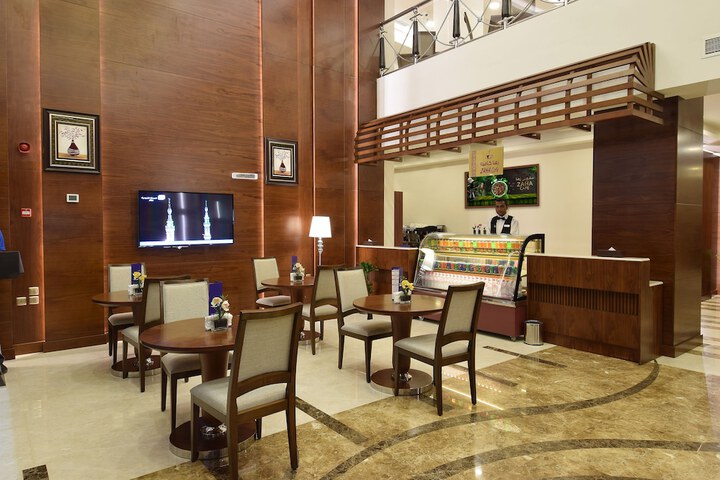 Lounge 29 of 39