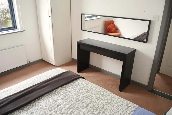 Room 6 of 18