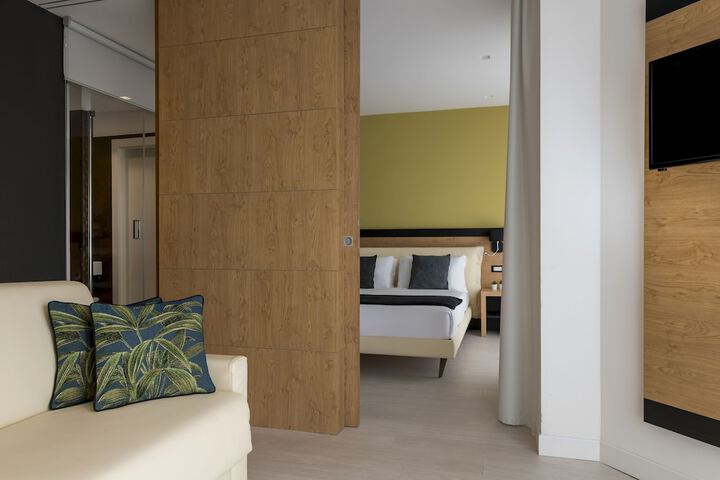Room 18 of 125