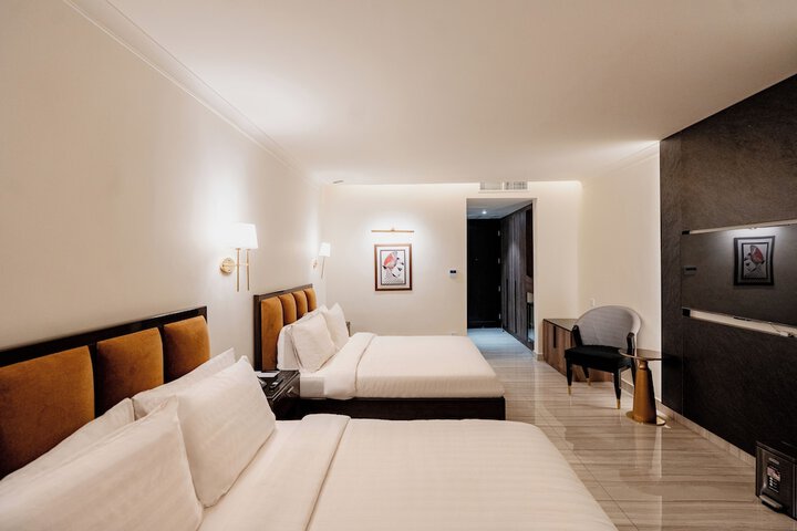 Room 10 of 93