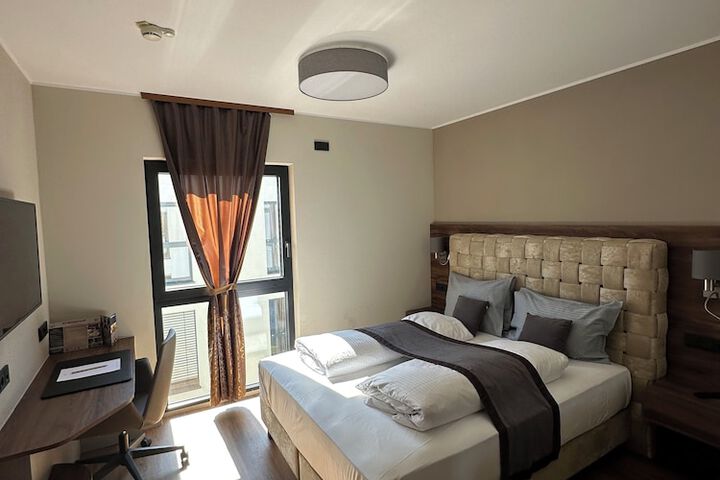 Room 16 of 100