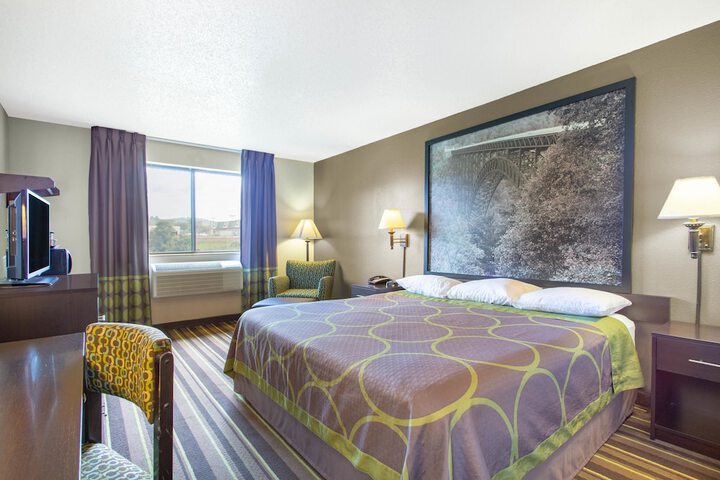 1 King Bed (2 of 7)