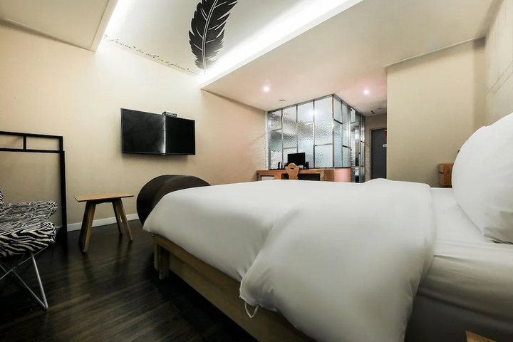 Room 3 of 7