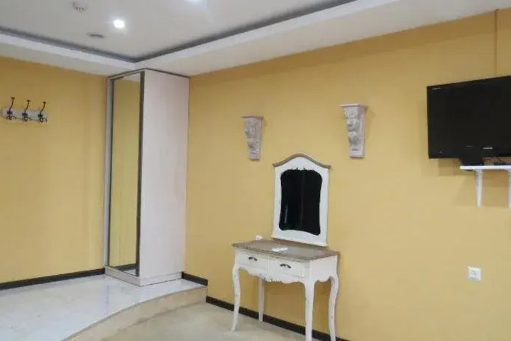 Room 13 of 20