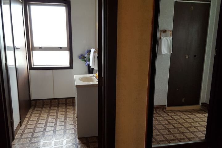 Room 33 of 47