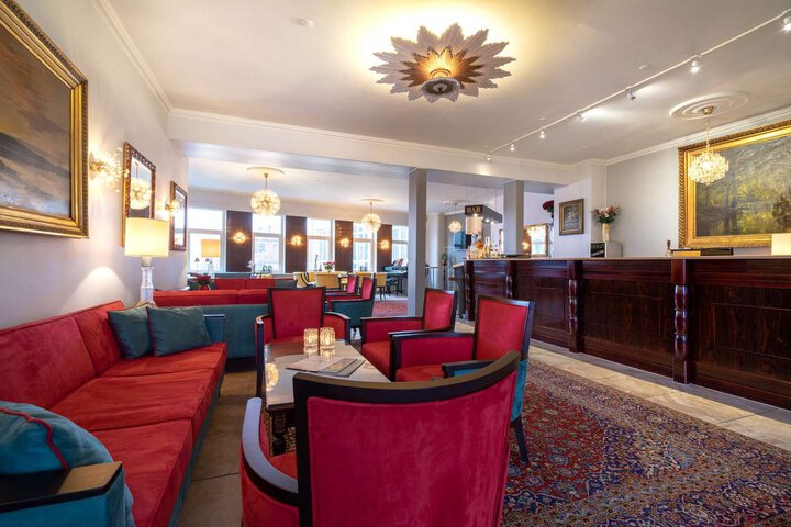Lounge 14 of 27