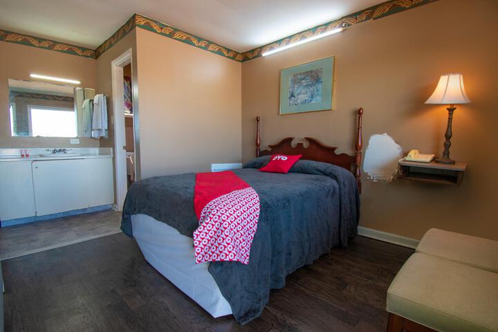 1 Queen Bed (4 of 10)