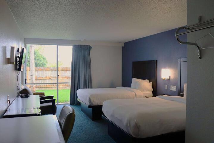 2 Queen Beds (4 of 9)