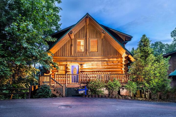 SmokiesBoutiqueCabins would love to host you! 4 miles to Gatlinburg Strip! Resort Pool open May 1 through Oct 1! Views Shuffleboard, Hot Tub, Arcade! in Gatlinburg, TN