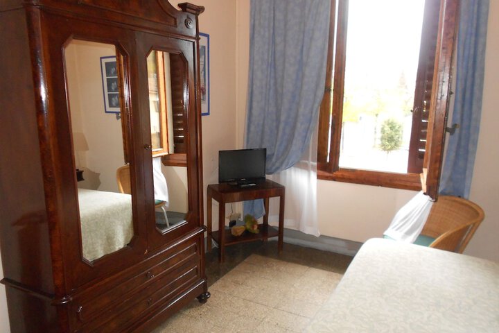 Room 8 of 73