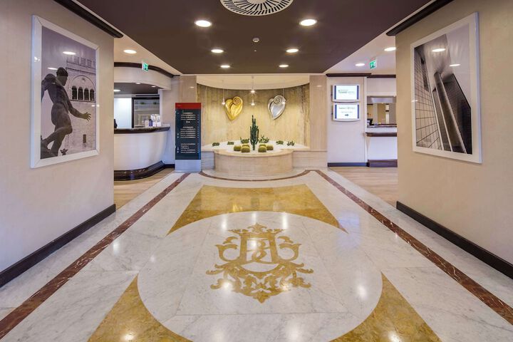 Entrance & Lobby