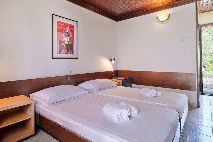 Room 4 of 32
