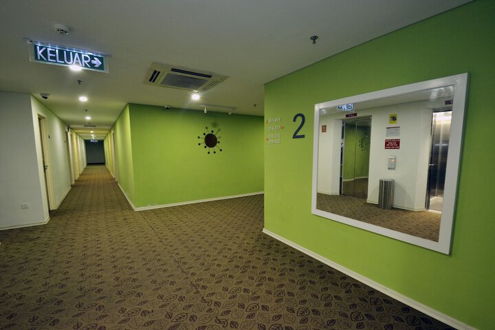 Ballroom/Hall 15 of 16