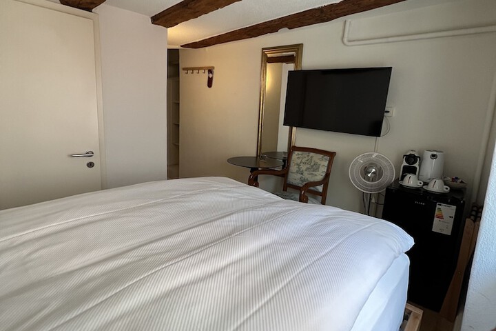 Room 8 of 40