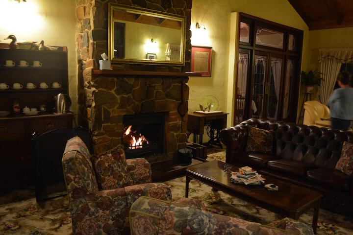 Lounge 23 of 36