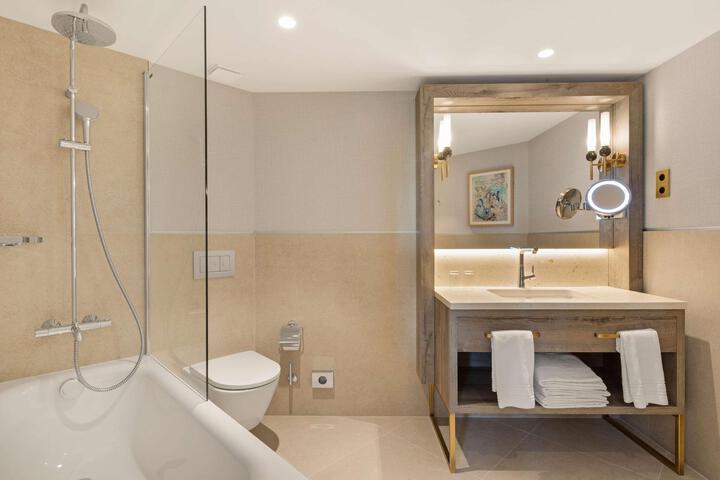 Room 4 of 256