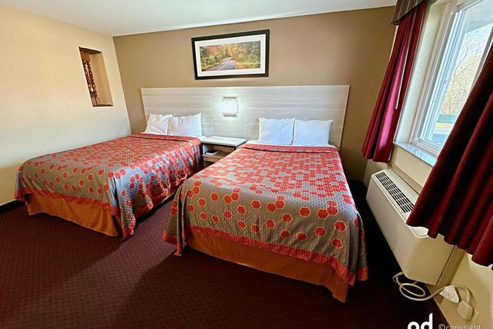 1 Queen Bed (5 of 17)