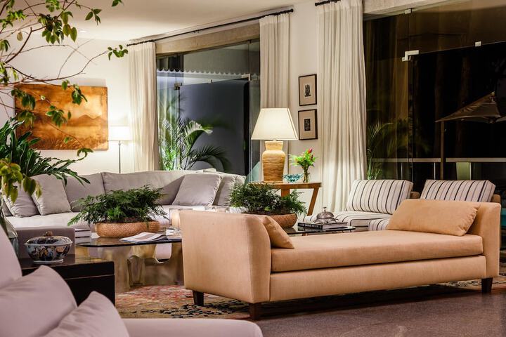 Lounge 51 of 61