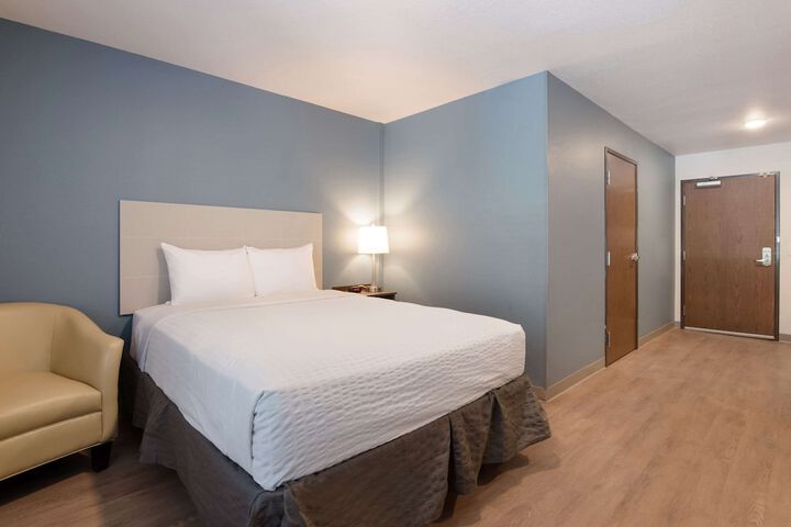 1 Queen Bed (13 of 18)
