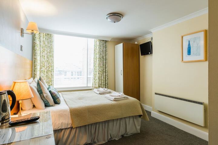 Room 10 of 28